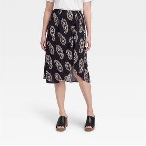 Women's Drapey A-Line Wrap Skirt - Knox
Rose Black Paisley